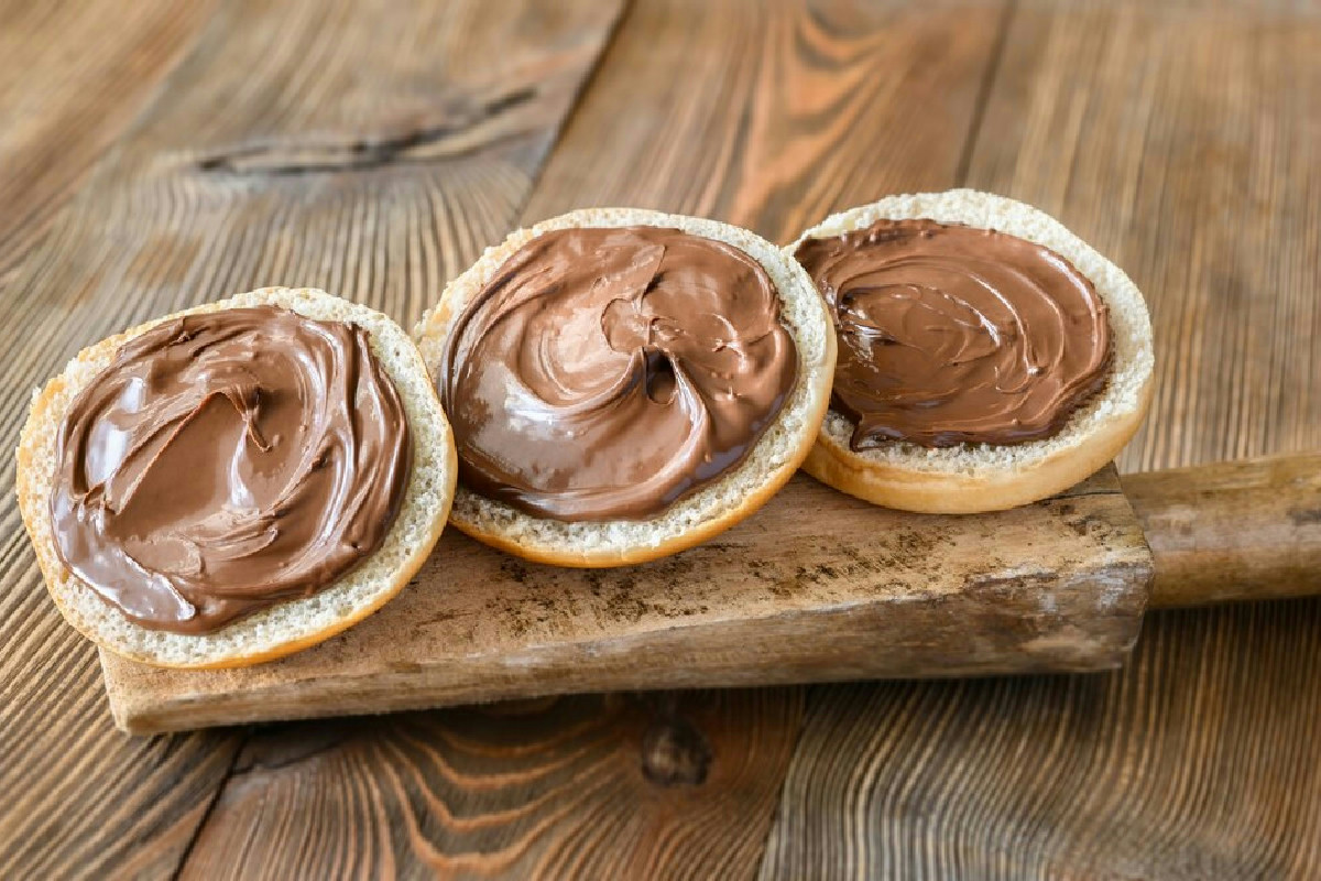 Crema al cioccolato senza nocciole: come preparare in 10 minuti una spalmabile cremosa ed economica