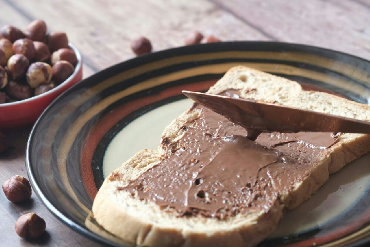 Crema al cioccolato senza nocciole: come preparare in 10 minuti una spalmabile cremosa ed economica