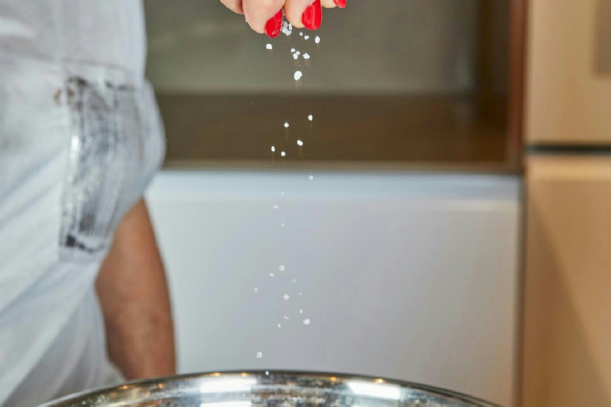 Metti il sale nell’acqua fredda? Scopri perché la tua pasta cuoce più lentamente e consumi di più