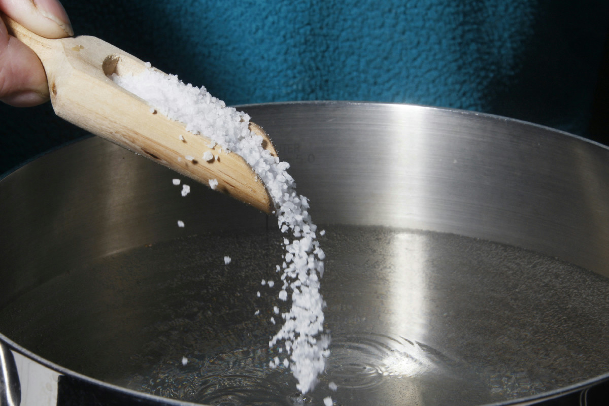 Metti il sale nell’acqua fredda? Scopri perché la tua pasta cuoce più lentamente e consumi di più