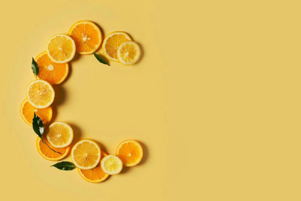Quando la vitamina C scende: i campanelli d’allarme che il tuo corpo manda e spesso trascuri