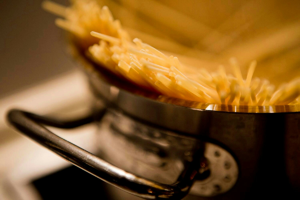 8 Passaggi Essenziali per Preparare la Pasta Perfetta, Al Dente e Ricca di Gusto in Casa