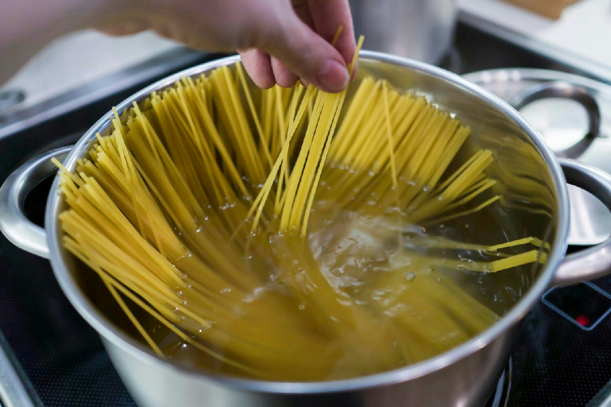8 Passaggi Essenziali per Preparare la Pasta Perfetta, Al Dente e Ricca di Gusto in Casa