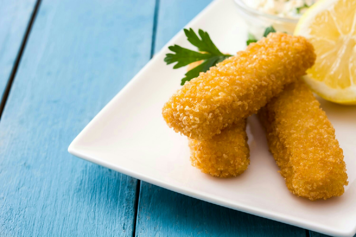 Bastoncini di merluzzo croccanti e leggeri per un pranzo gustoso, facile e veloce da preparare