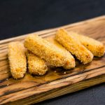 Bastoncini di merluzzo croccanti e leggeri per un pranzo gustoso, facile e veloce da preparare