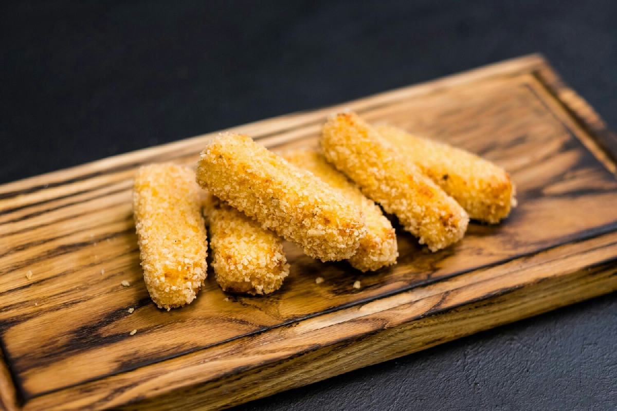 Bastoncini di merluzzo croccanti e leggeri per un pranzo gustoso, facile e veloce da preparare