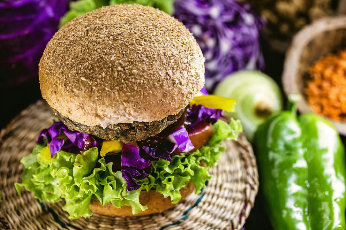 Burger vegetali e nuove regole UE: cosa cambia nel settore alimentare dal 2026
