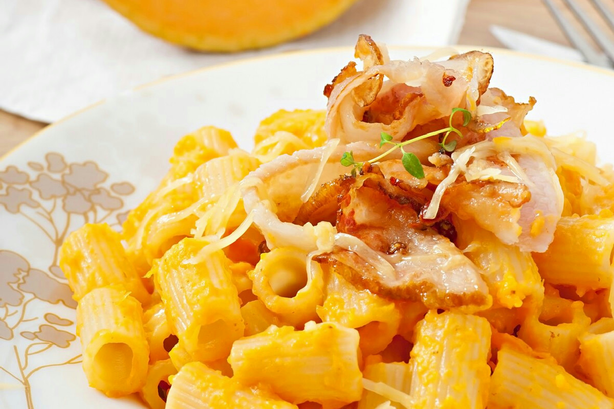 La carbonara di zucca cremosa e avvolgente: il piatto autunnale facile che stuzzica il palato