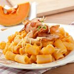 La carbonara di zucca cremosa e avvolgente: il piatto autunnale facile che stuzzica il palato