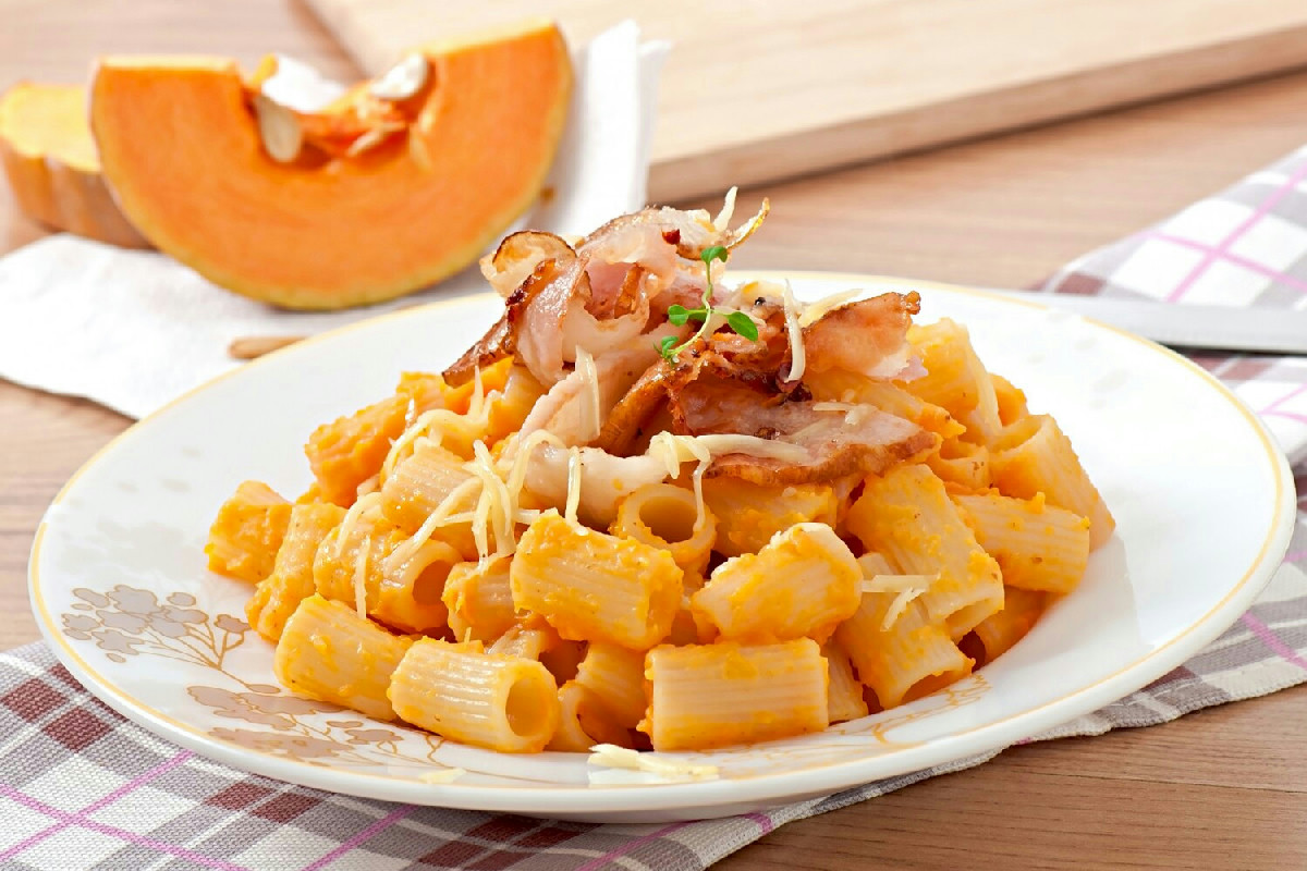 La carbonara di zucca cremosa e avvolgente: il piatto autunnale facile che stuzzica il palato