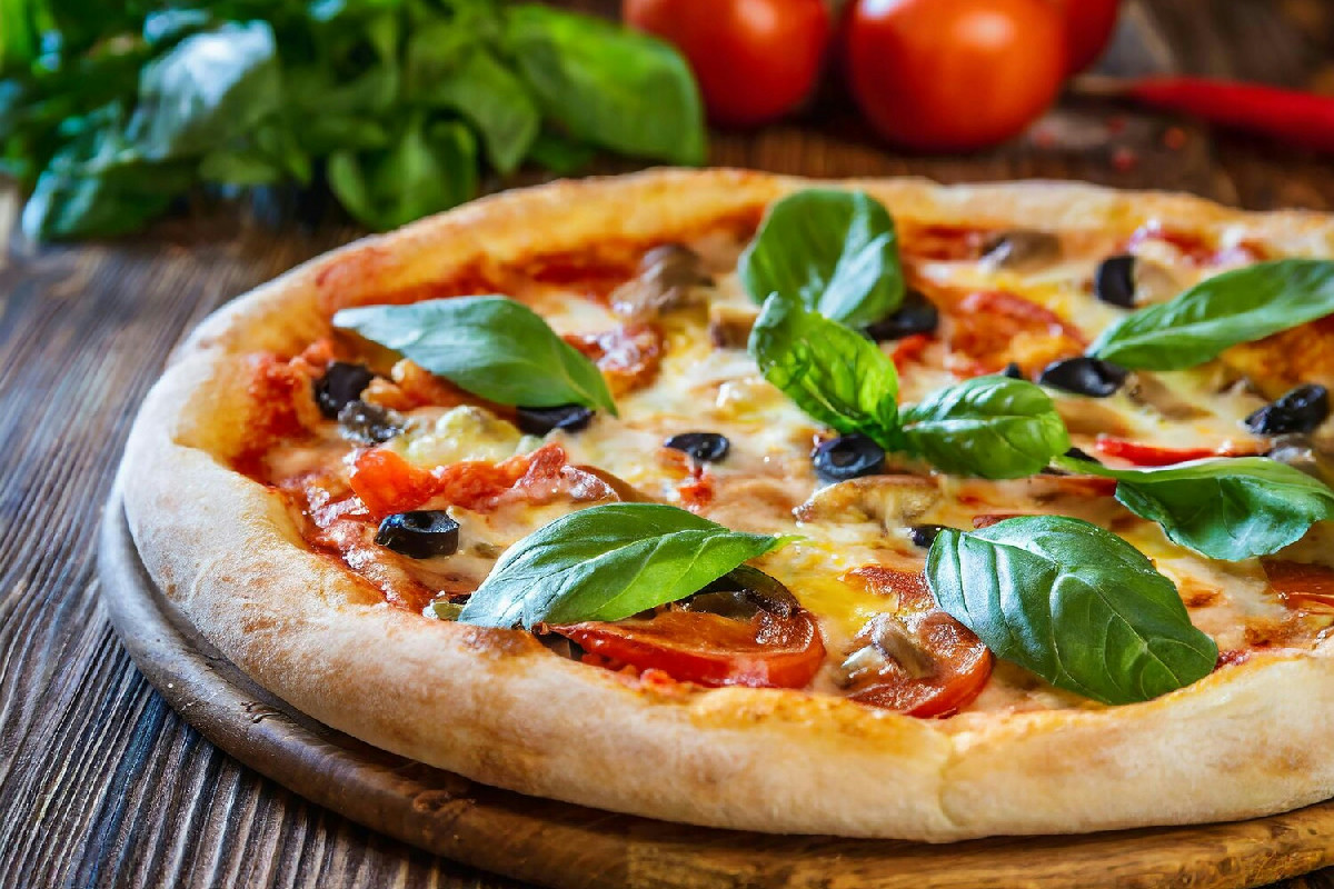 Come preparare una pizza soffice e croccante in casa con il gusto autentico della pizzeria