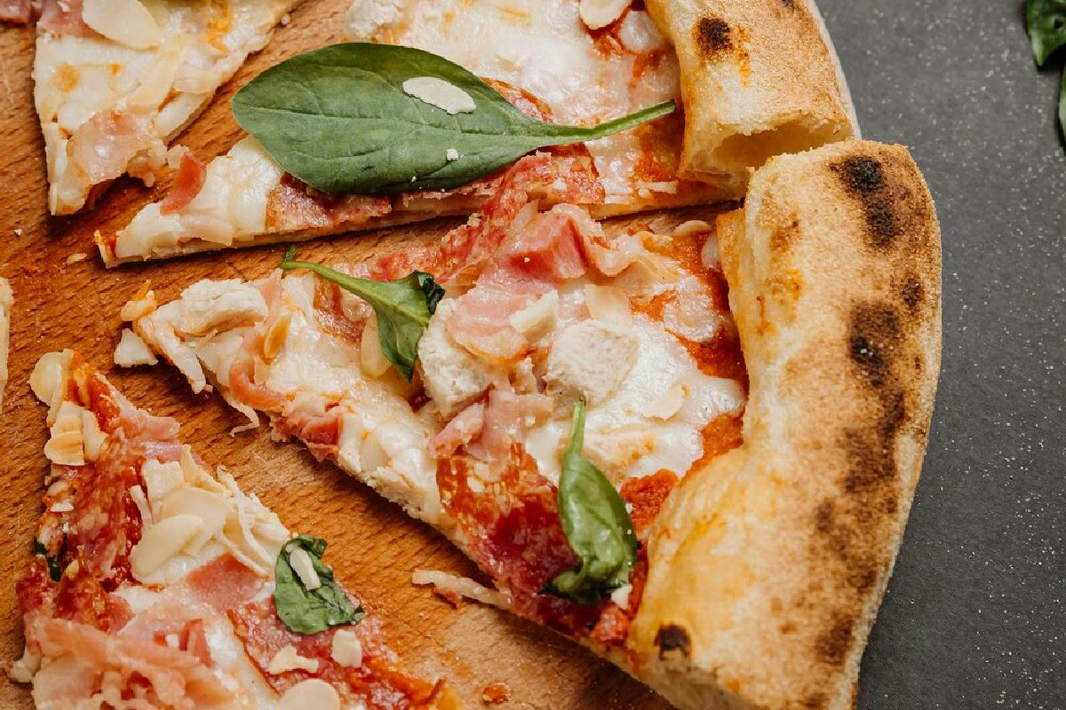 Come preparare una pizza soffice e croccante in casa con il gusto autentico della pizzeria
