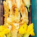 Crespelle fragranti e leggere ripiene di fiori di zucca freschi: un gusto autunnale unico