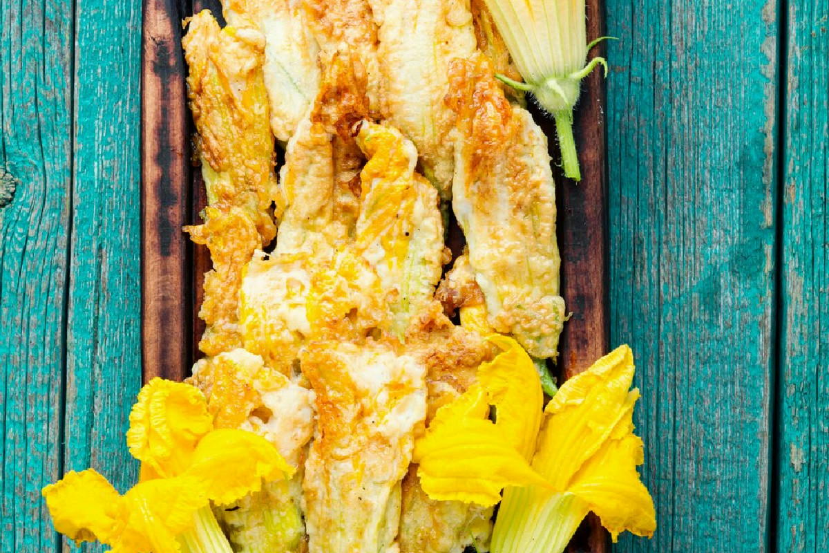 Crespelle fragranti e leggere ripiene di fiori di zucca freschi: un gusto autunnale unico