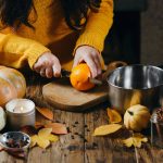 La cucina d’autunno si colora di toni caldi tra gesti semplici e routine quotidiana