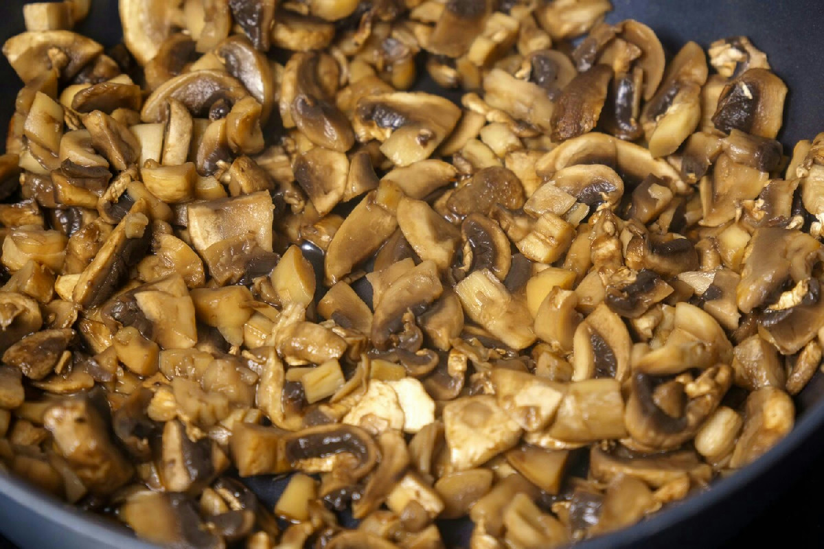 Funghi trifolati in padella: il contorno rustico e profumato per ogni cena d’autunno