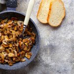 Funghi trifolati in padella: il contorno rustico e profumato per ogni cena d’autunno