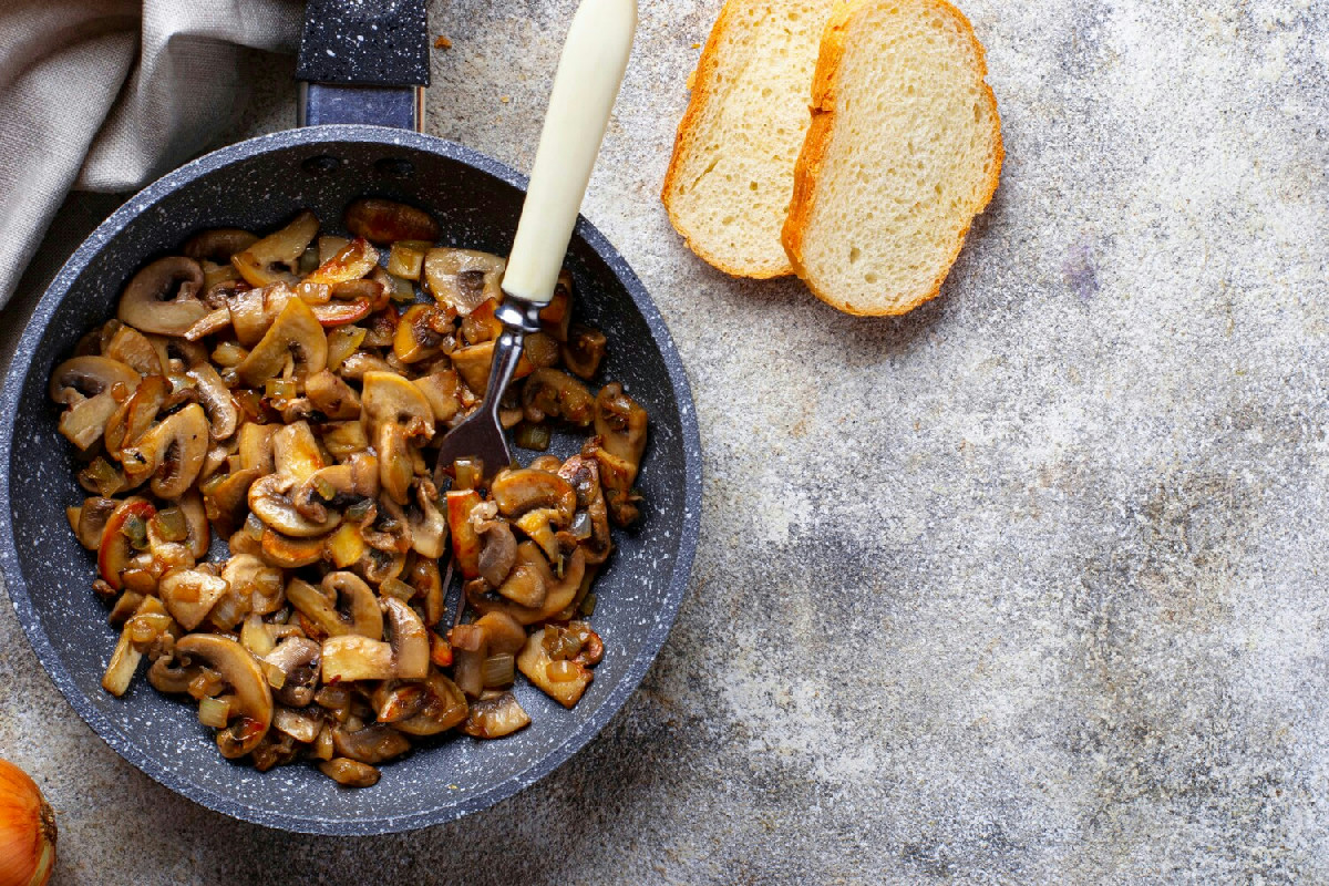 Funghi trifolati in padella: il contorno rustico e profumato per ogni cena d’autunno