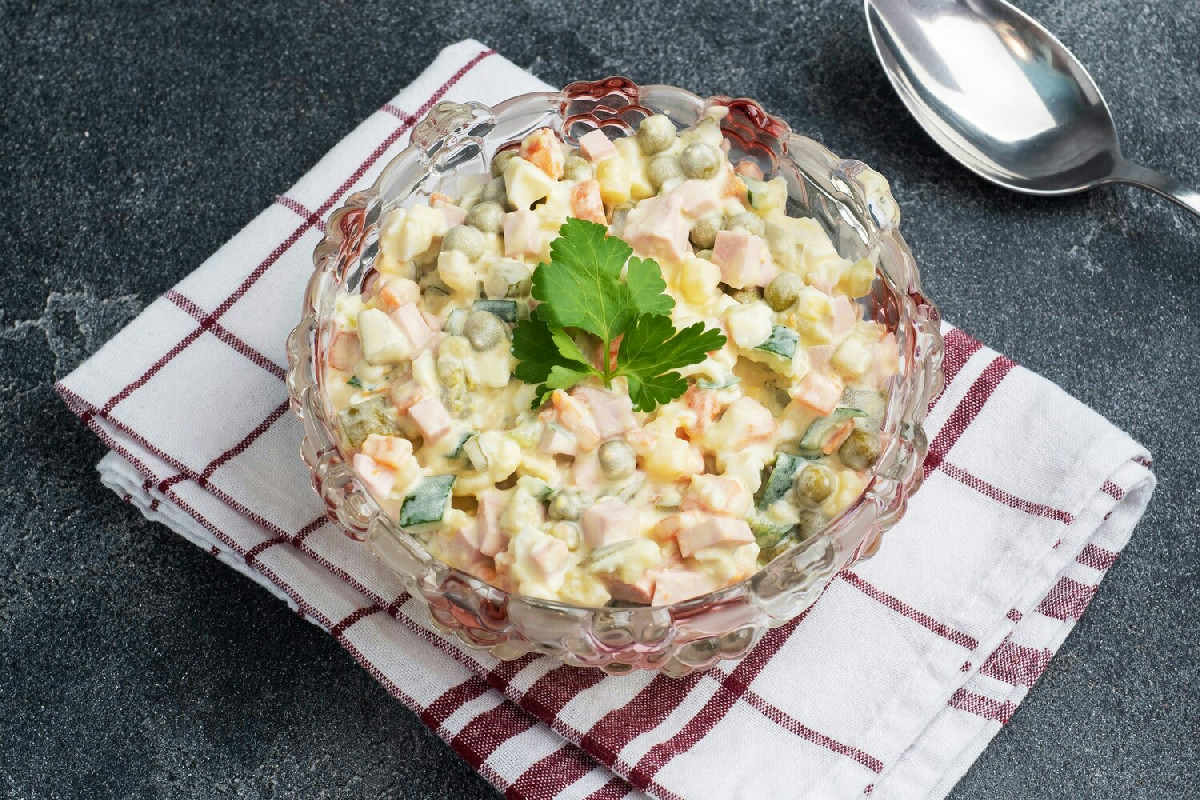 Insalata russa leggera e saporita: dosi perfette e versione green senza maionese da personalizzare