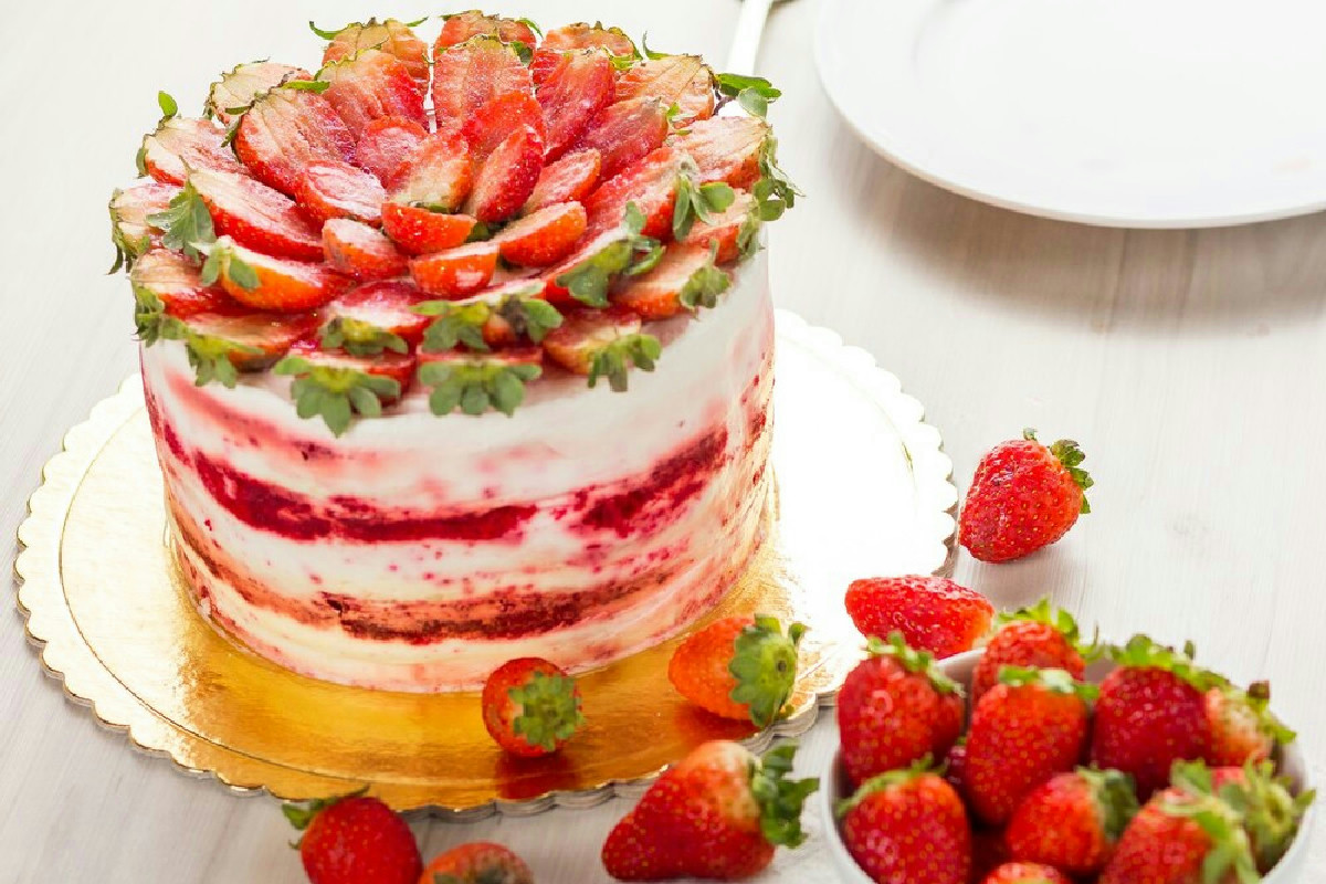 Mimosa alle fragole e crema: il dolce soffice ideale per rendere speciale ogni festa