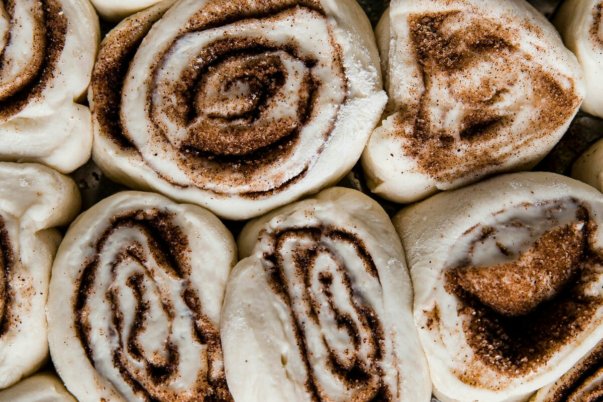 I morbidi cinnamon rolls che portano l’aroma delle Feste e scaldano l’inverno in tavola