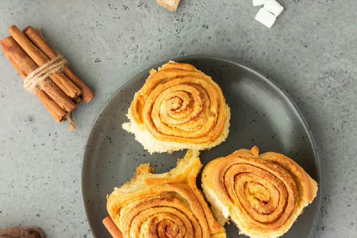 I morbidi cinnamon rolls che portano l’aroma delle Feste e scaldano l’inverno in tavola