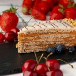 Non immagini cosa accade quando assaggi la millefoglie nocciola e caramello salato: un incanto