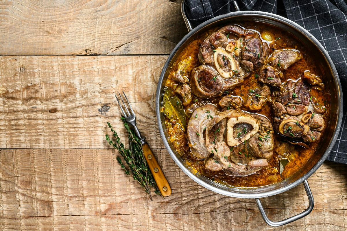 Ossobuco con risotto alla milanese, l’abbinamento perfetto della tradizione lombarda autentica