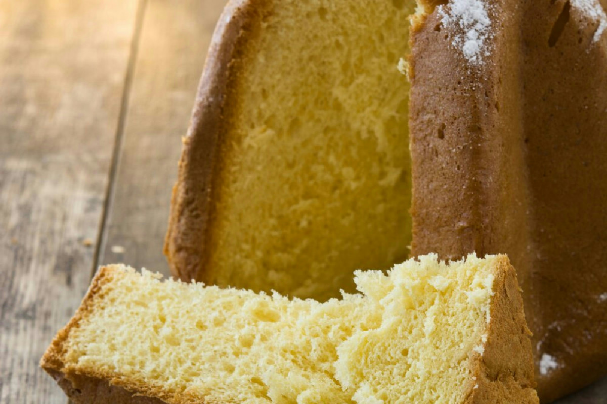 Pandoro fatto in casa: la ricetta soffice e profumata con lievito per un Natale da sogno