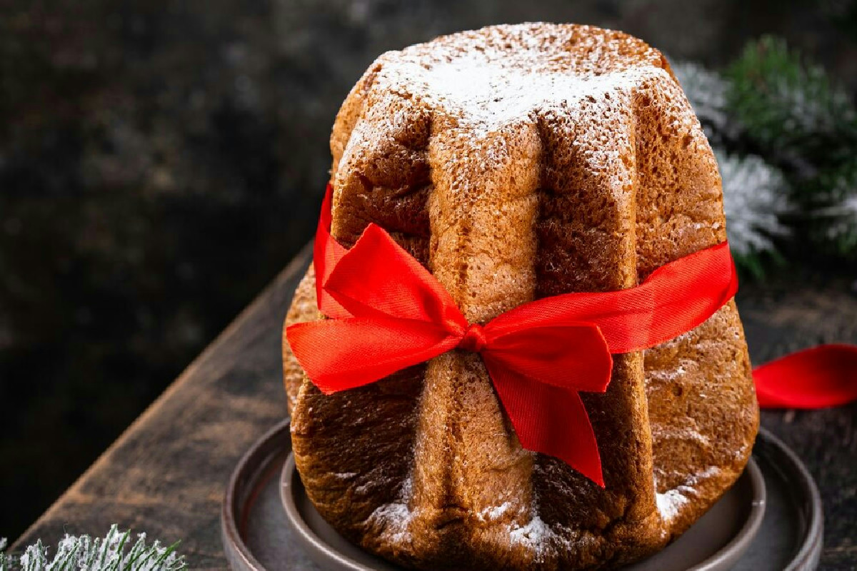 Pandoro fatto in casa: la ricetta soffice e profumata con lievito per un Natale da sogno