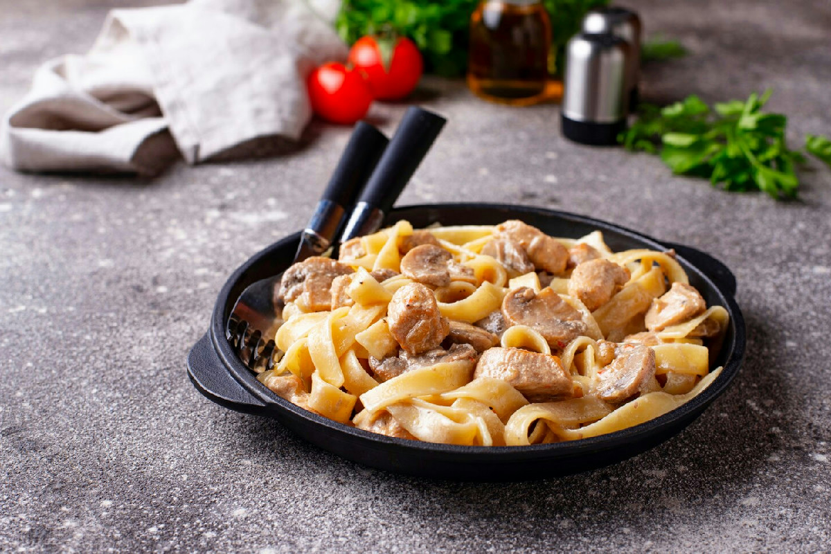 Pasta con funghi porcini e salsiccia: il trucco semplice per una cremosità naturale