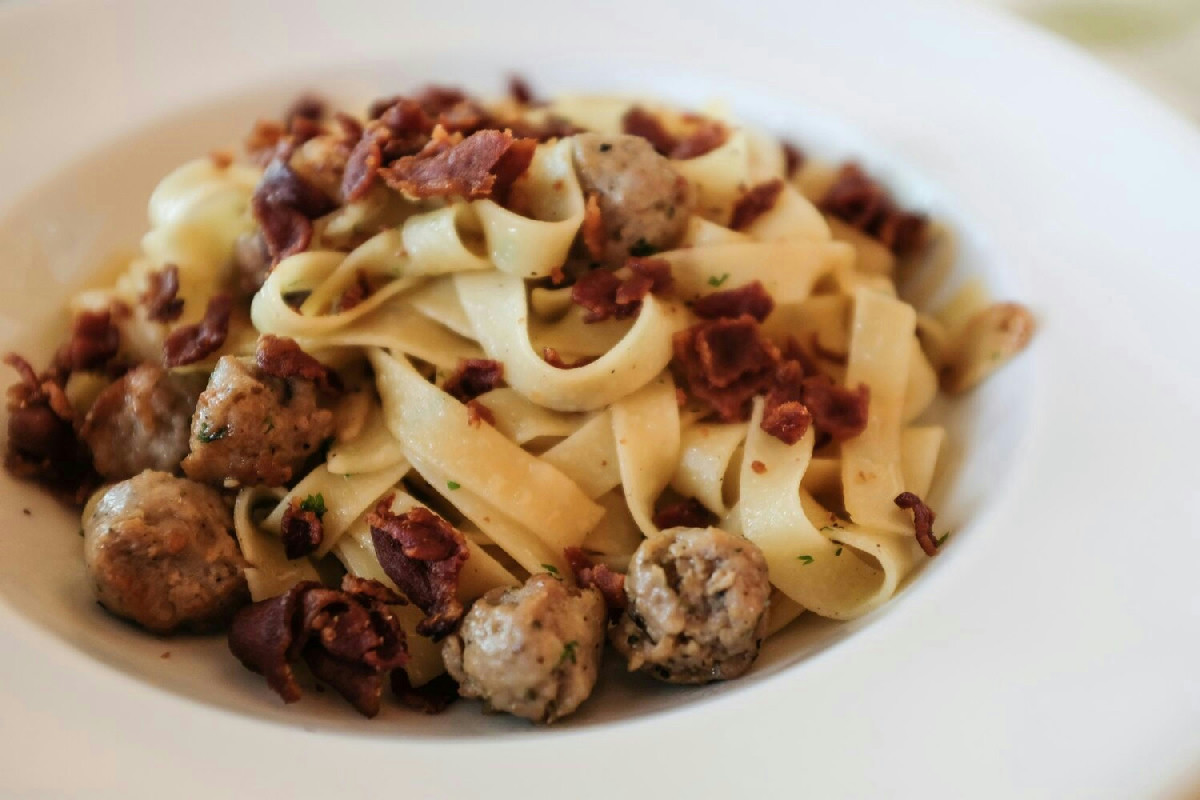 Pasta con funghi porcini e salsiccia: il trucco semplice per una cremosità naturale