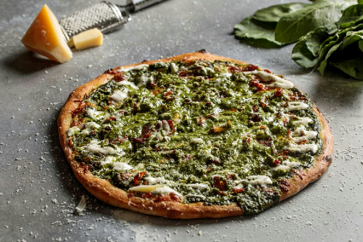 Pizza croccante con cime di rapa: un abbinamento rustico che esalta il gusto tradizionale