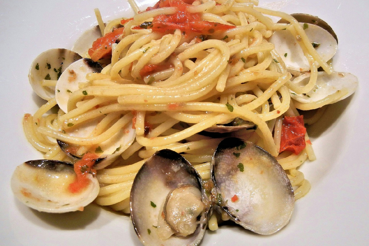 Spaghetti alle vongole cremosi e avvolgenti: la tecnica infallibile per un piatto da chef in casa