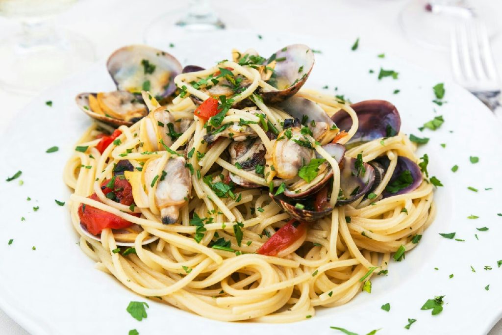Spaghetti alle vongole cremosi e avvolgenti: la tecnica infallibile per un piatto da chef in casa
