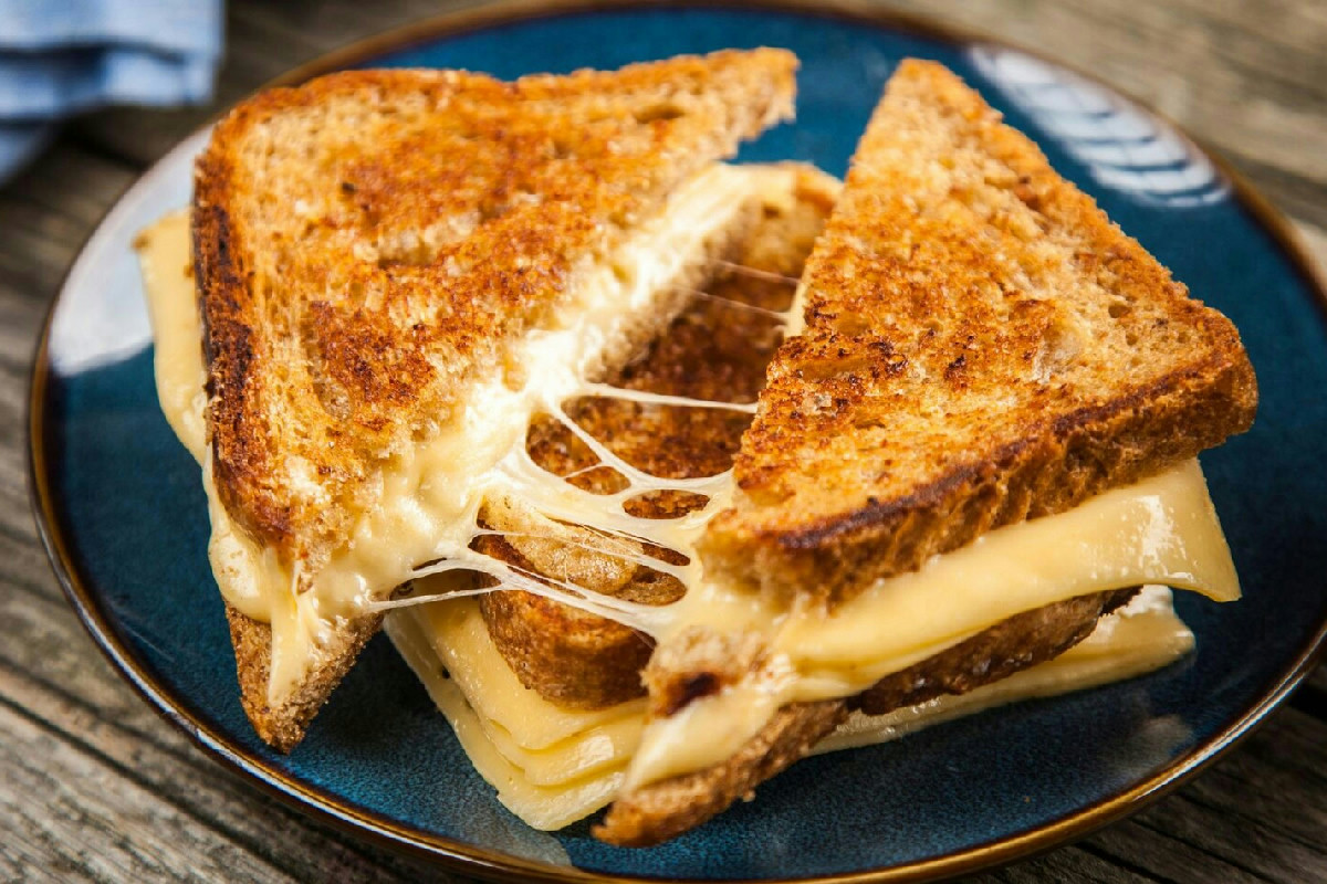 Toast fatto in casa con pane croccante, prosciutto e caciocavallo fuso per ogni pausa pranzo