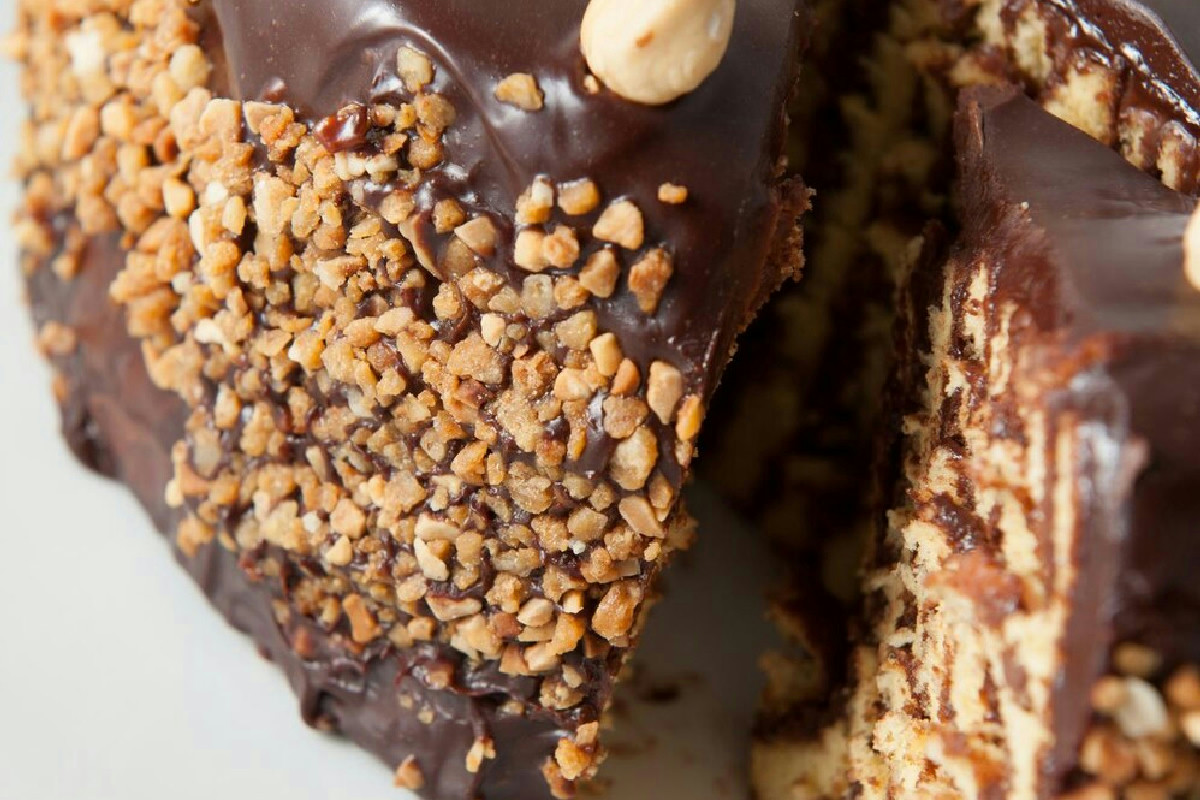 La torta alle nocciole soffice e profumata con soli tre ingredienti e senza farina aggiunta