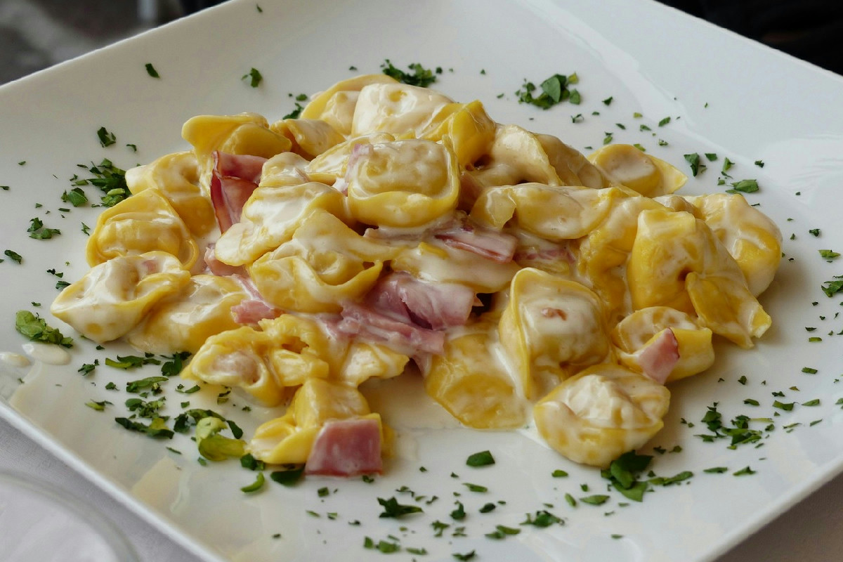 Tortellini panna e speck: ecco perché nessuno riesce a resistere a questa ricetta cremosa